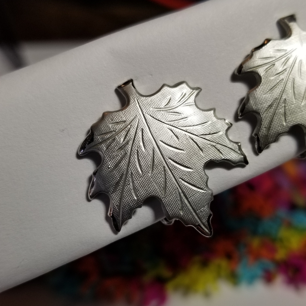 Relisted -Vintage maple leaf clip earrings silver tone tree nature woodland - Picture 3 of 10